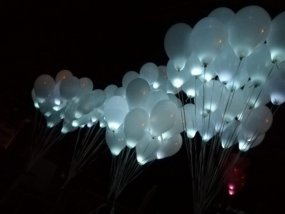 Balony led z helem nocą
