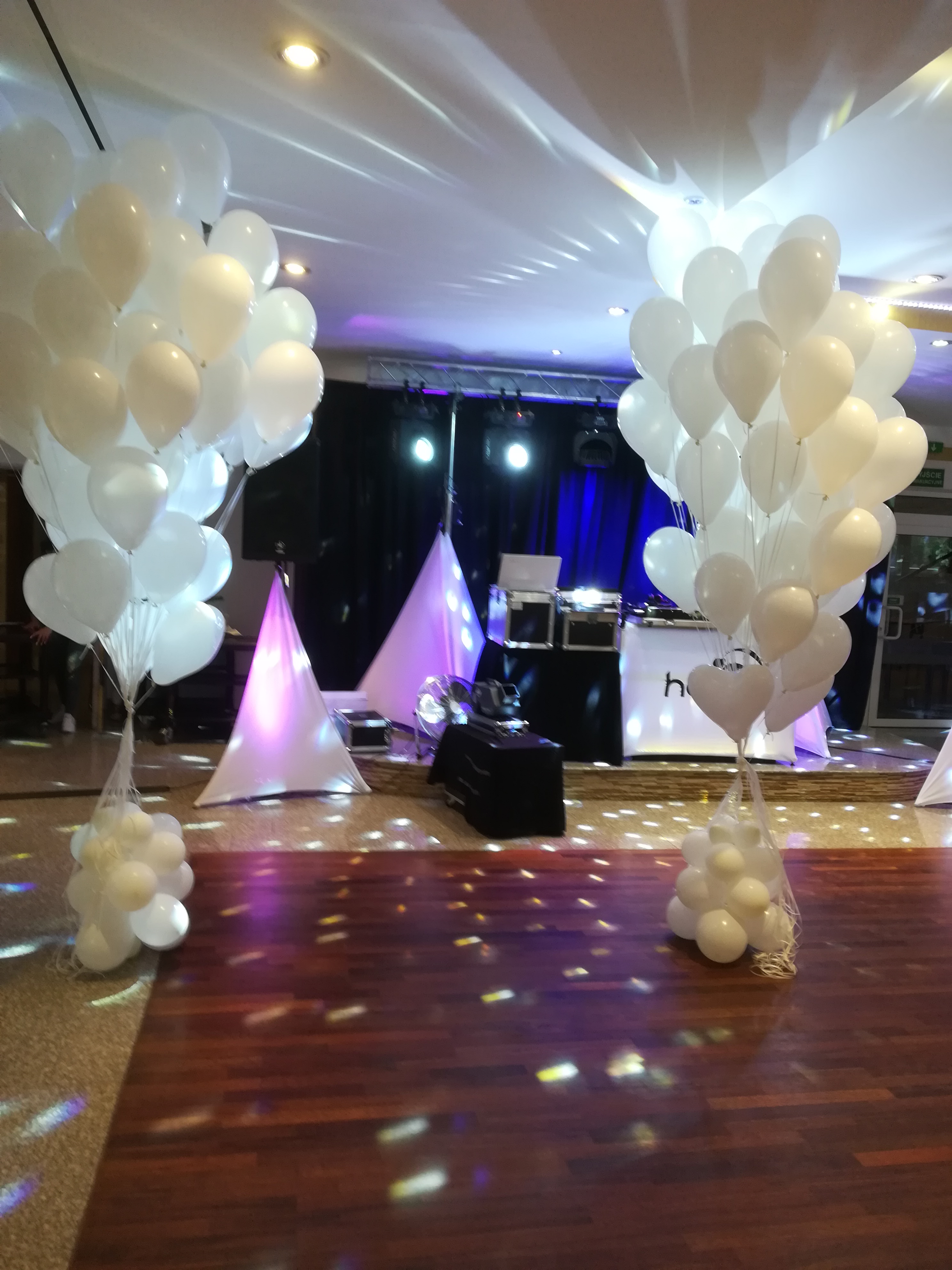 Biale balony z helem na wesele